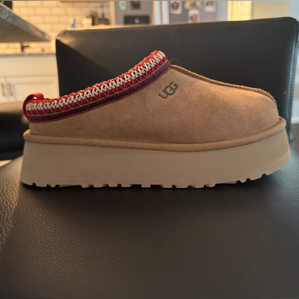 UGG TAZ PLATFORM CHESNUT SIZE 6 WOMENS - NEW WITHOUT BOX